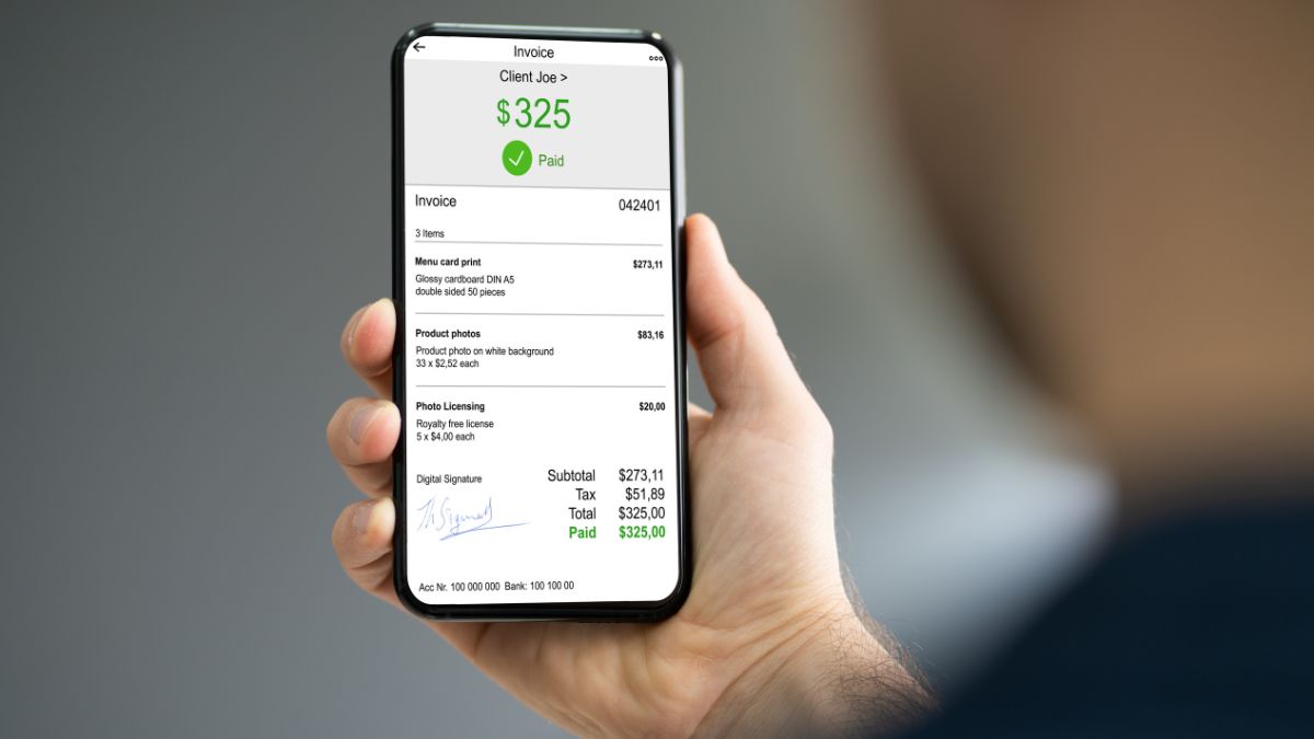 Electronic invoice online software on mobile phone