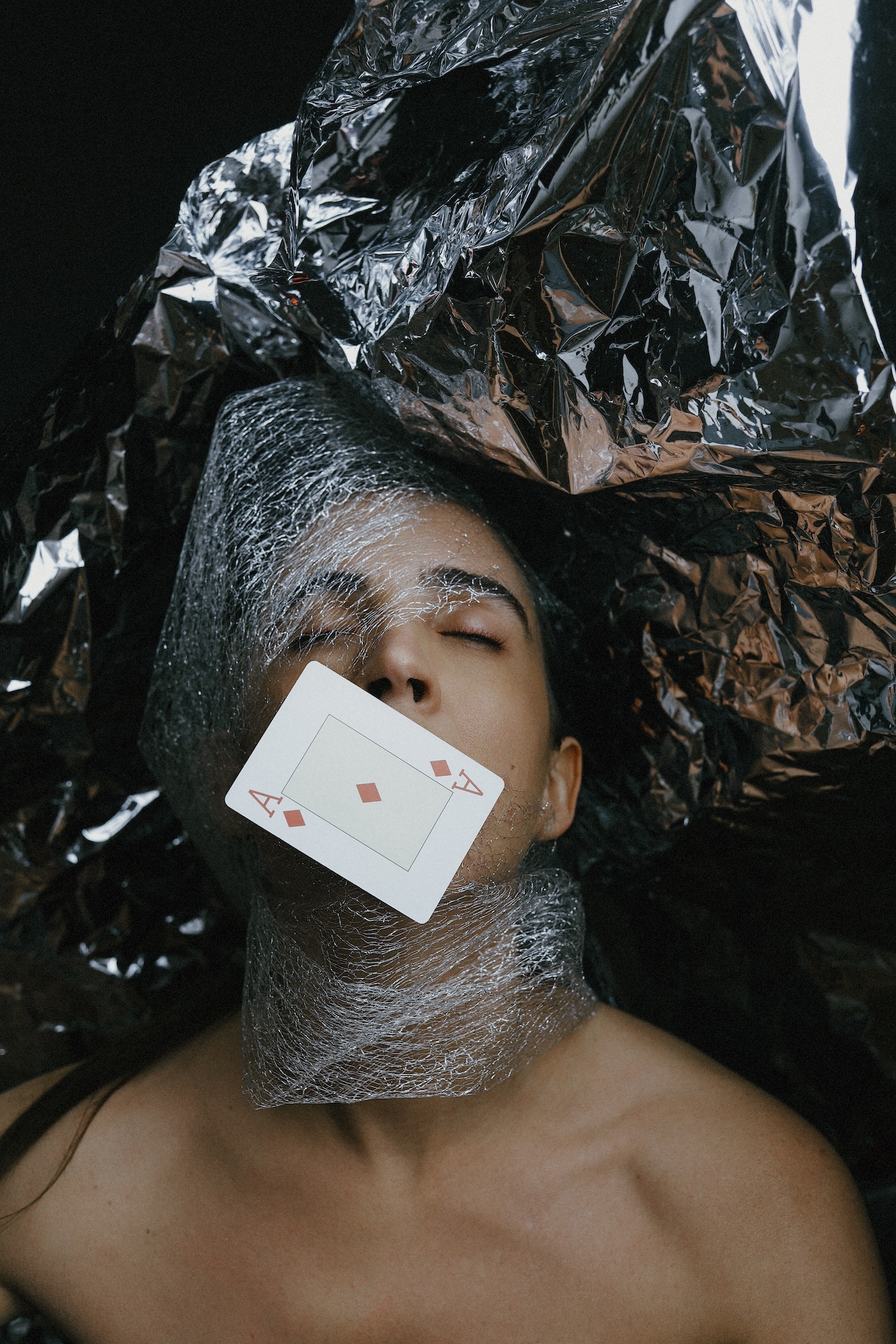 retrato de una chica sentada en el suelo de madera sonriente sujetando un marco de madera negro