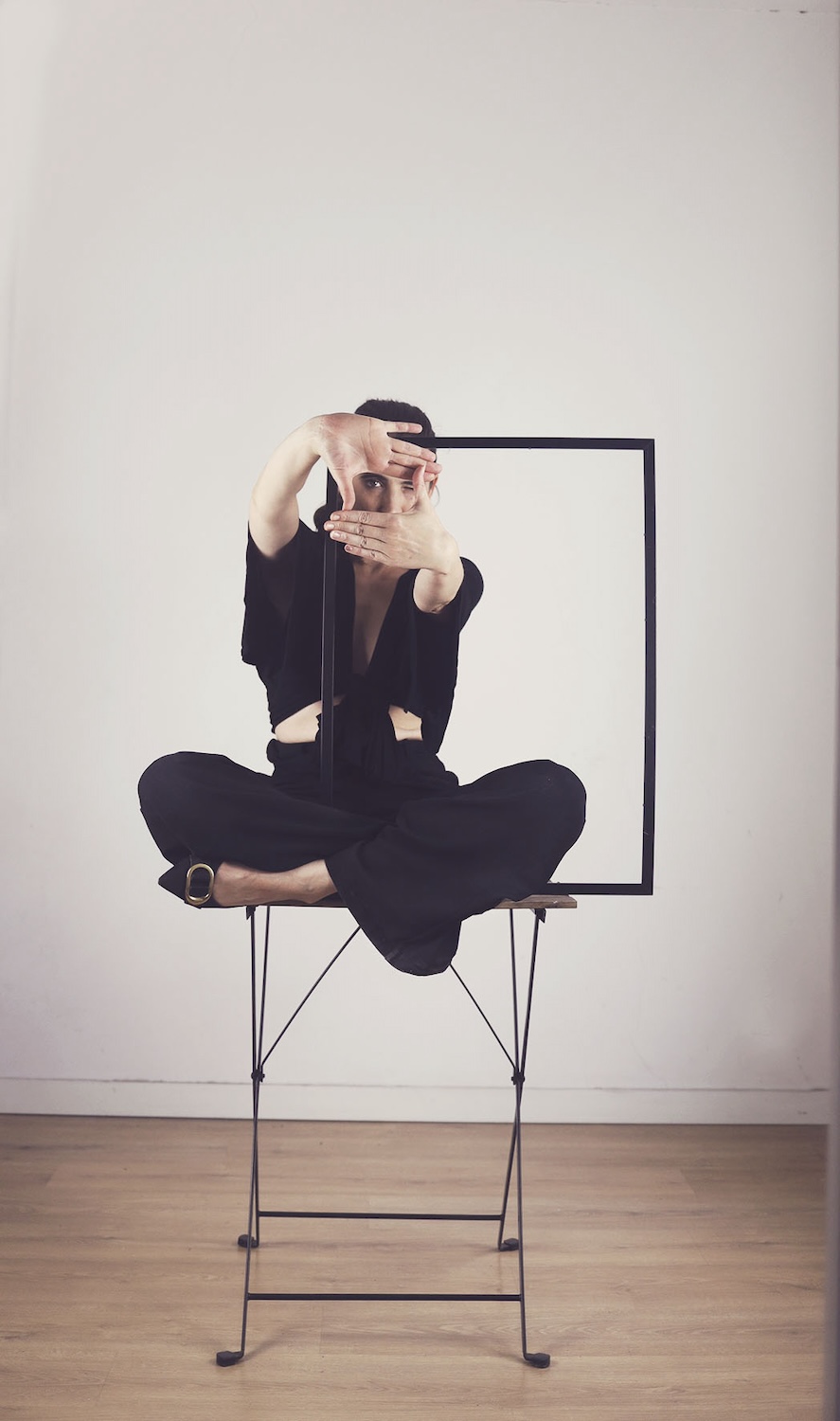 imagen de Blanca de la Cruz sentada sobre una mesa y con un marco negro 