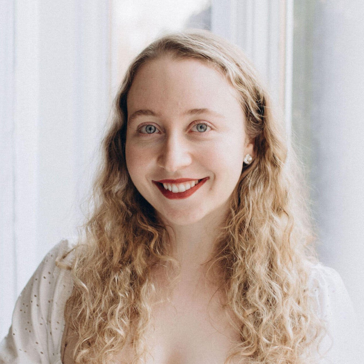 Emilia Rose Headshot