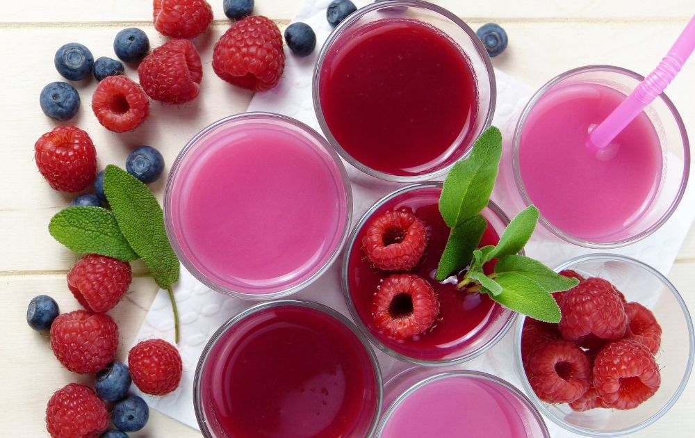 detox smoothies and berries for natural cleansing and inflammation reduction