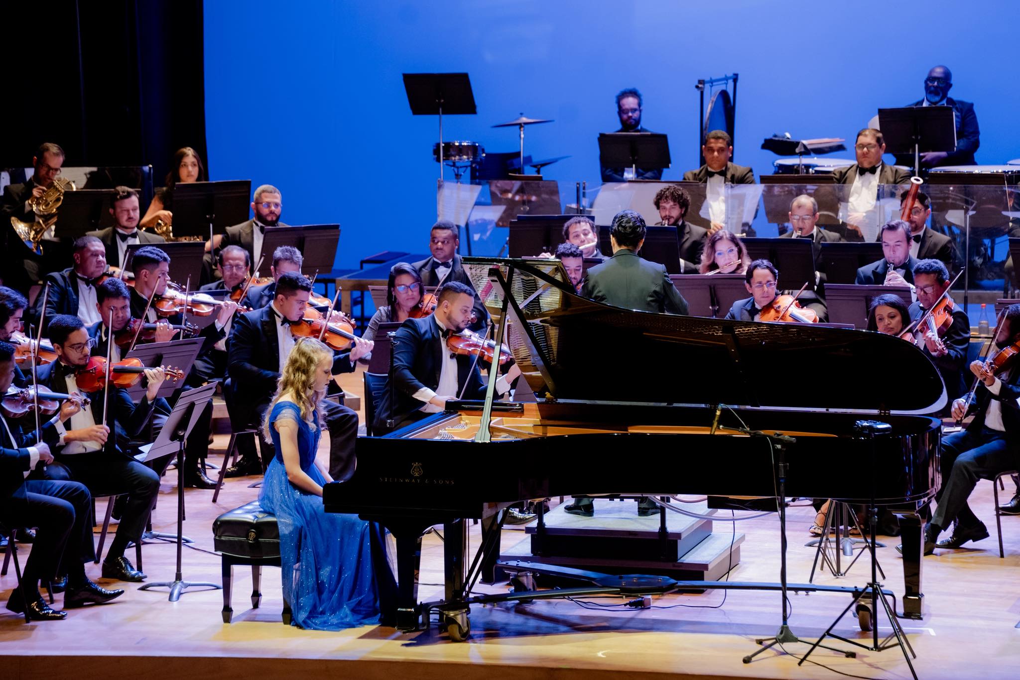 Conductor Libi Lebel leads the Goiânia Symphony Orchestra in Brazil, featuring a Charlotte Sohy premiere and upcoming 2026 pe