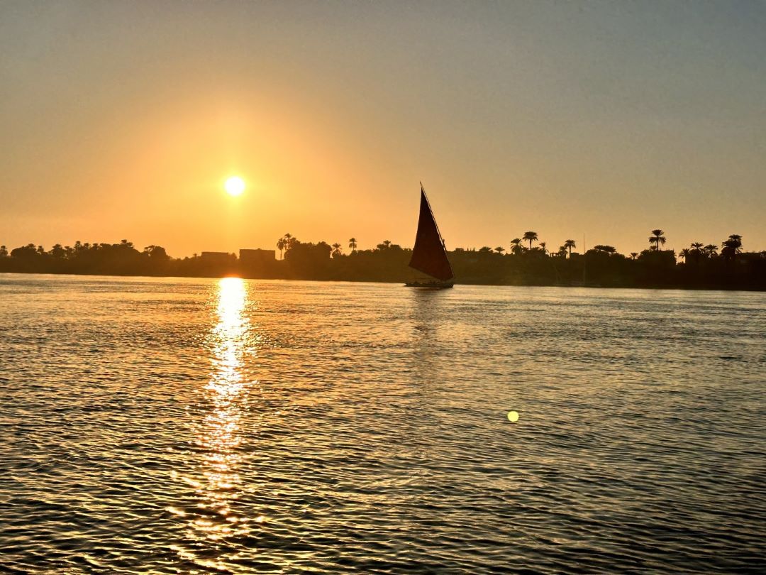Båttur på Nilen i solnedgang