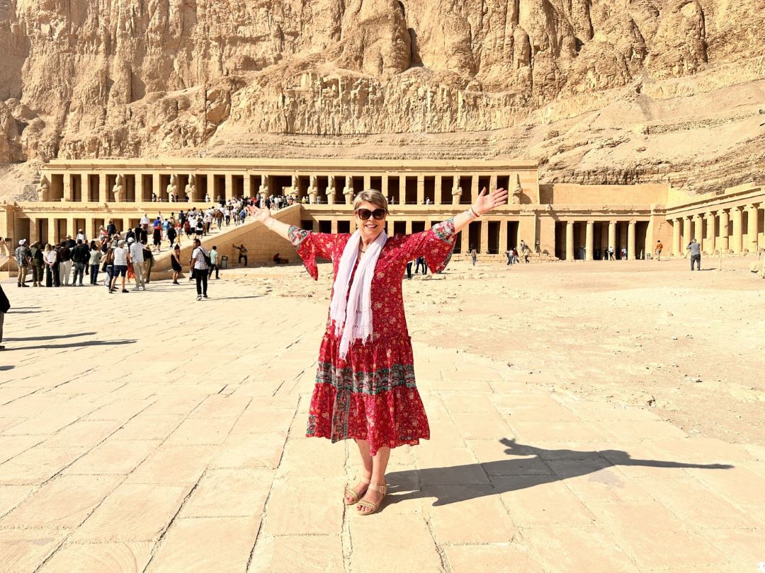 May Irene Wikeby ved Hatshepsut Tempel
