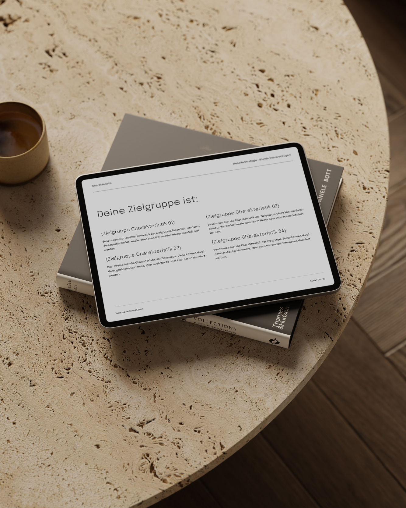 Eine Frau sitzt Lächelnd vor einem Laptop