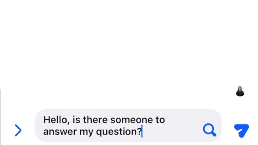 Exemple du First-Contact System de Titanforge montrant une réponse naturelle de l’IA en anglais, français et autres langues.