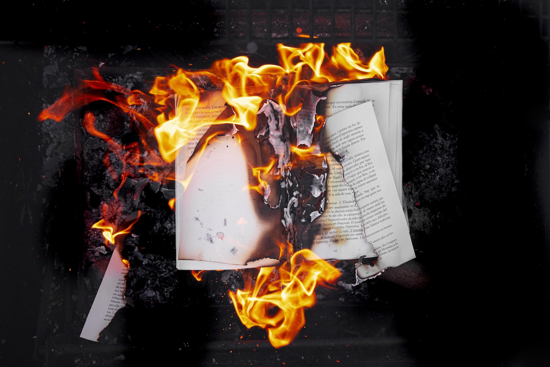 Symbolic image of a burning book, representing the collapse of a breakthrough housing project.
