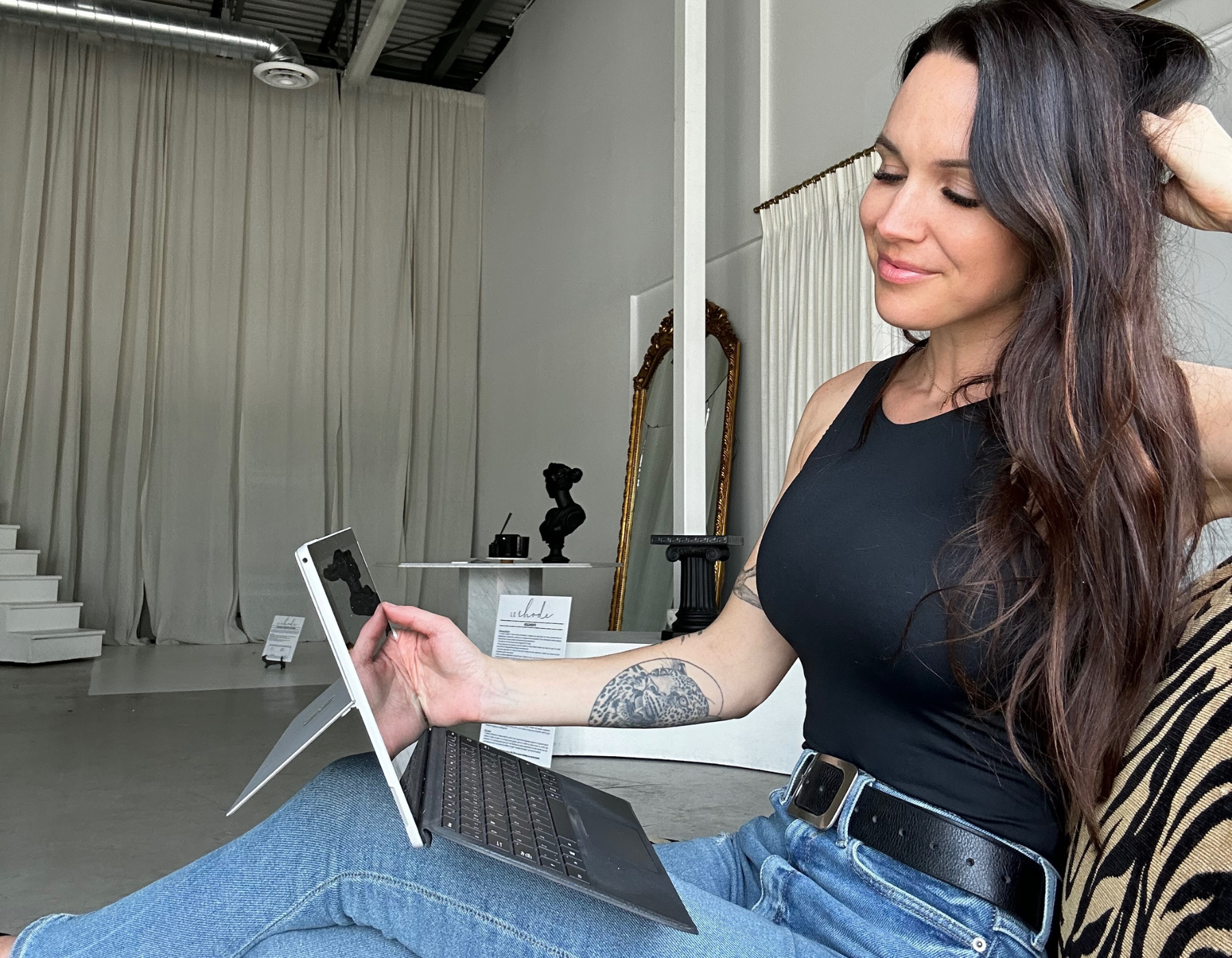 Photo de Sophie regardant son ordinateur