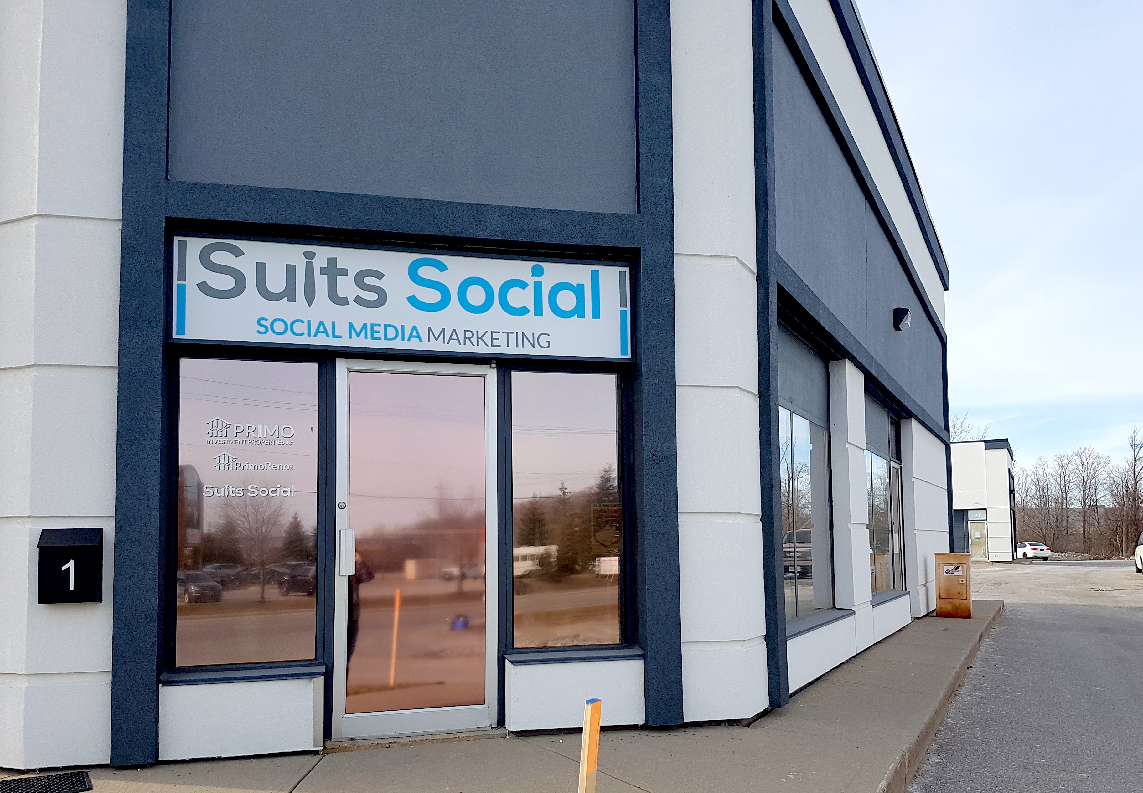 - Suits Social logo
