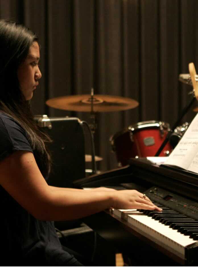 Beginner Piano Lessons Oaklaand NJ Girl Playing Piano