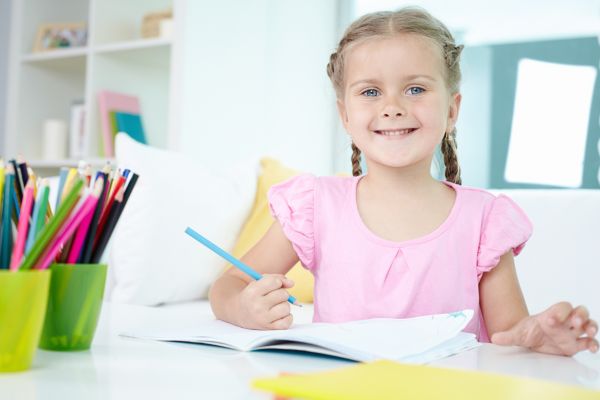 Kind übt Stifthaltung spielerisch – Schreibtraining für Kindergarten und Schulstart im Programm von Andrea Hüppin