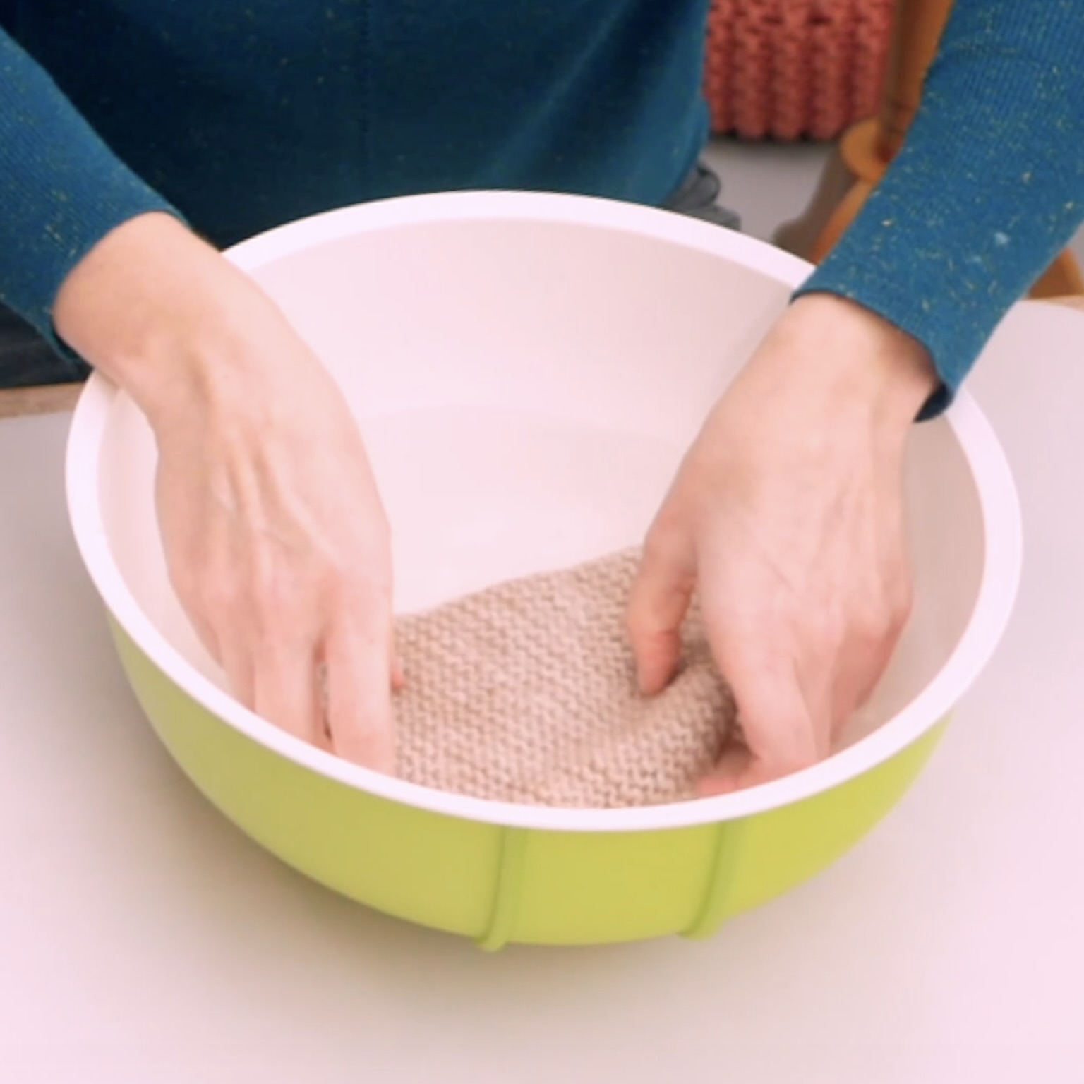 Blocking: Strickstueck Einweichen